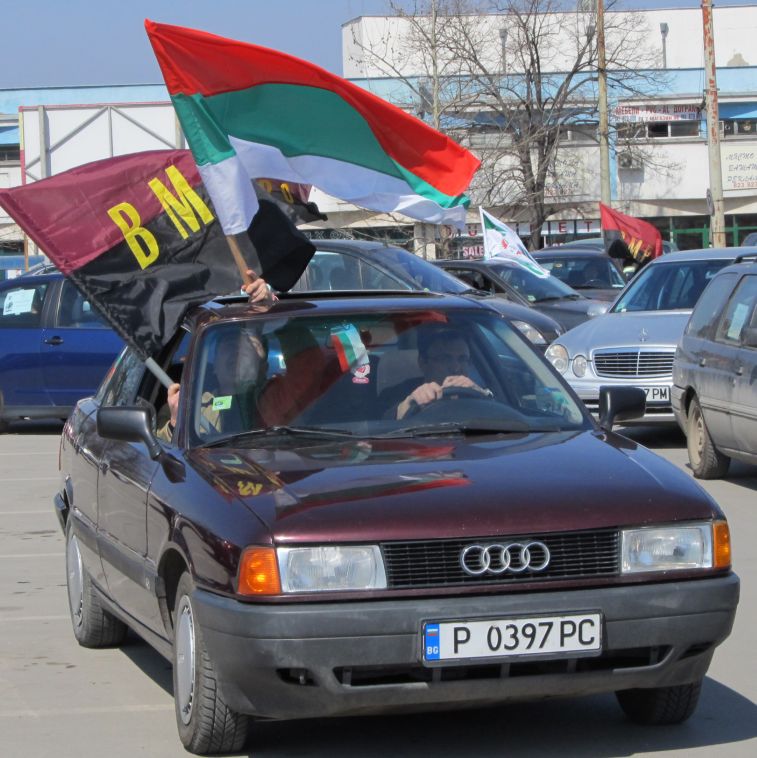 Със знамена и лозунги 50 коли на членове на ВМРО блокираха сградата на Е.ОН