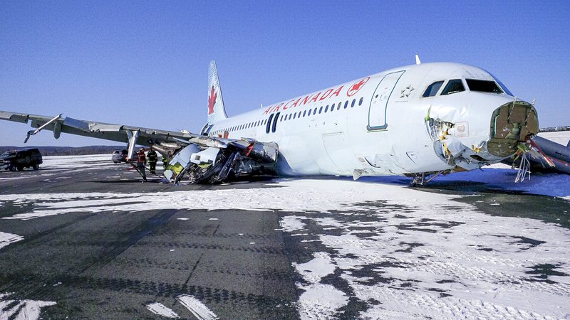 ”Еърбъс” кацна ”по корем” в Канада, 25 пътници са пострадали
