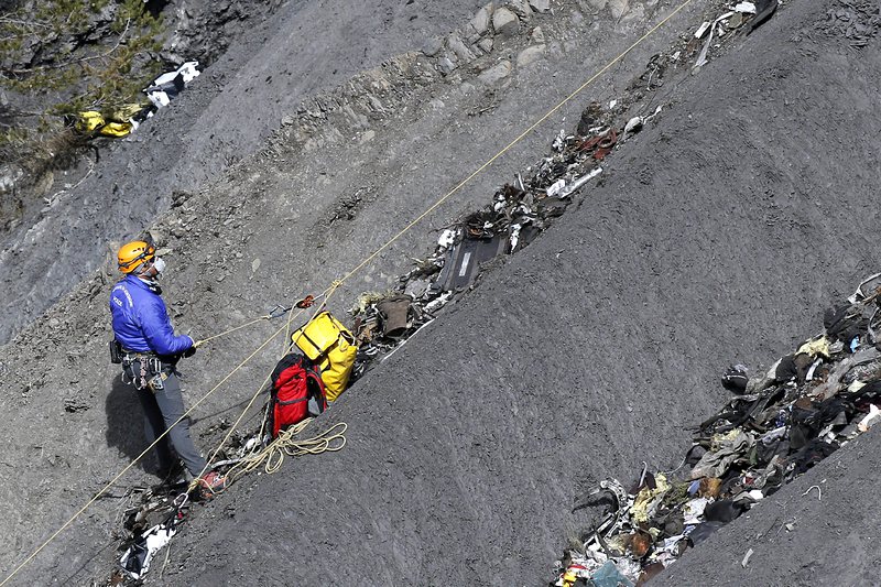 150 души загинаха при жестоката катастрофа в Алпите
