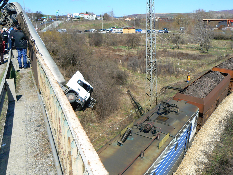 Цистерна се обърна, увисна от мост над жп линия