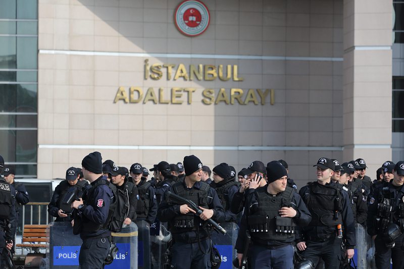 Спецчасти освободиха прокурора в Истанбул