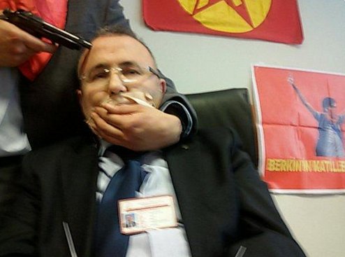 Прокурорът Мехмет Селим Кираз беше похитен от двама въоръжени мъже