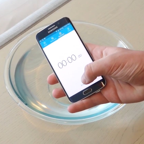 Изглежда, че Samsung Galaxy S6 edge e водоустойчив... почти