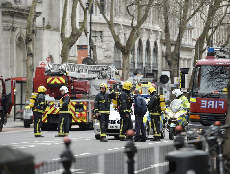 Пожарникари се опитват да потушат огъня в центъра на Лондон