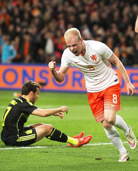 Холандия наказа Испания с 2:0 в контрола
