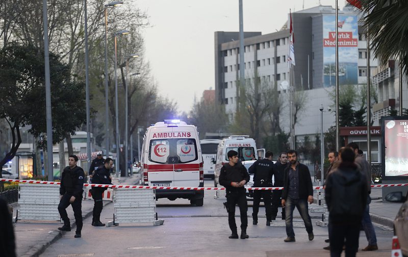 Турската полиция уби жена-камикадзе след въоръжена атака