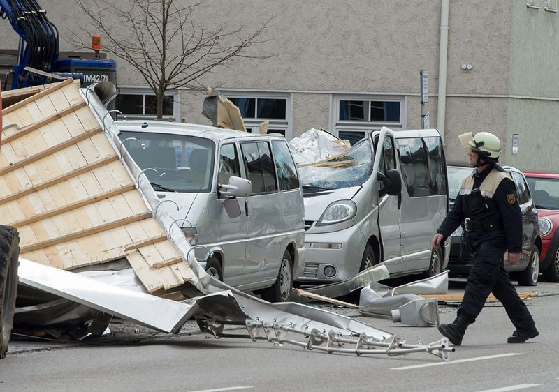 Ураганът връхлетя Германия с ветрове със скорост от 120 км/ч.