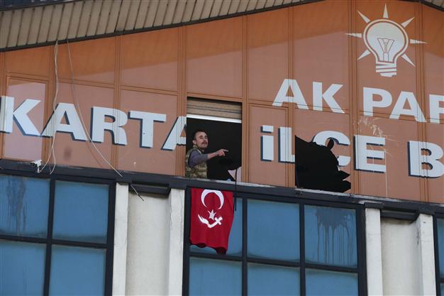 Въоръжени атакуваха офис на управляващата партия в Истанбул