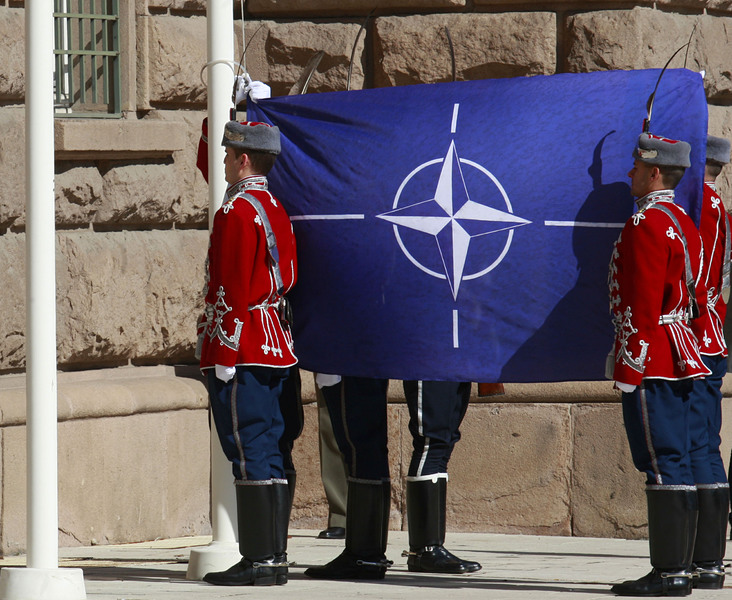 Издигнат бе флагът на НАТО по повод 11 г. от членството ни