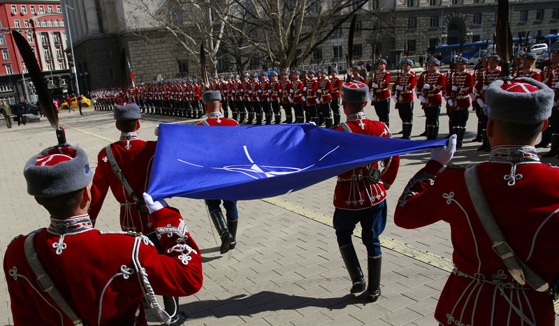 Церемонията по издигането на флага се проведе пред президентството