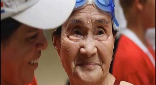 Японка на 100 г. постави плувен рекорд (видео)