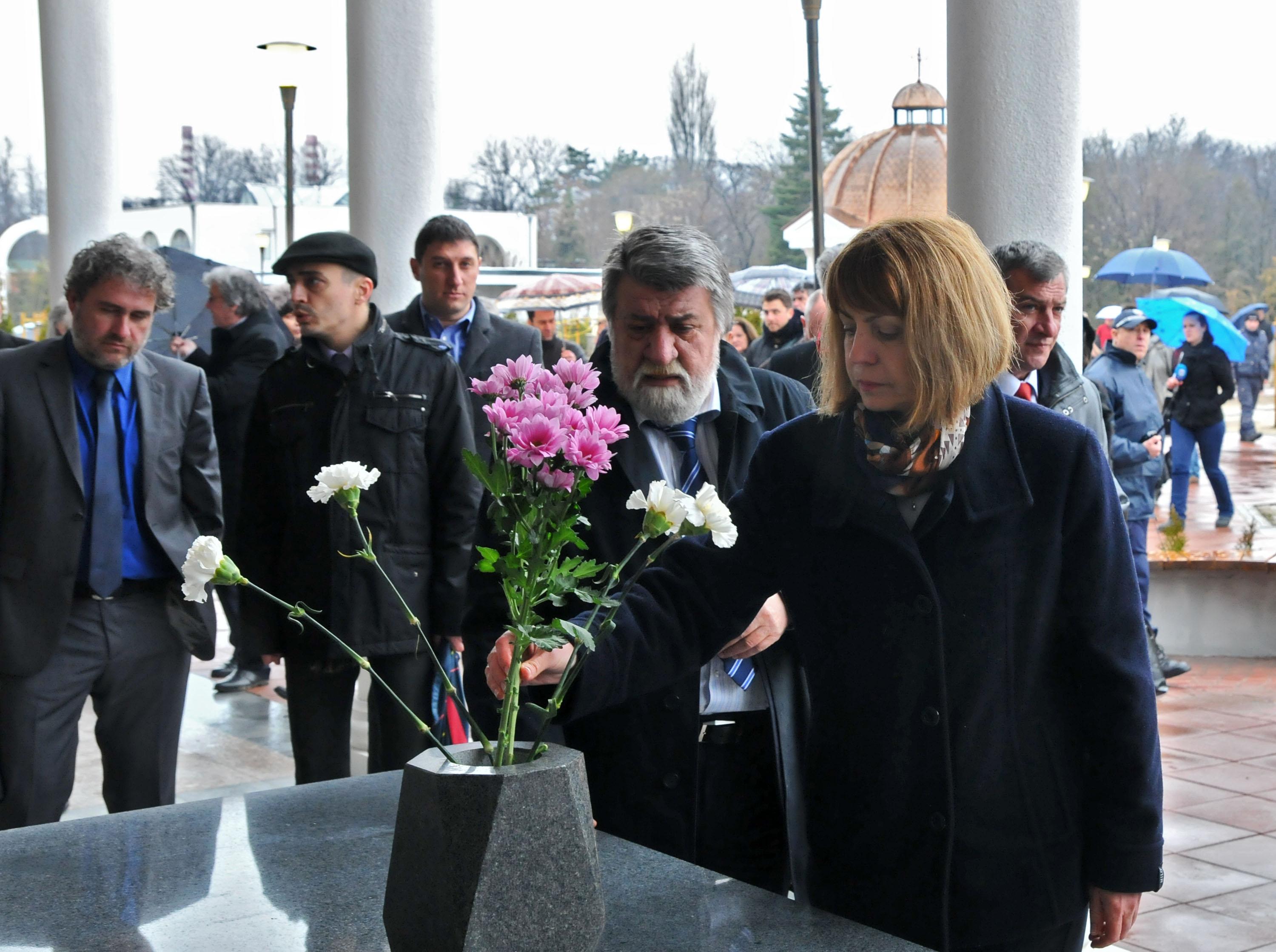 Обновяват алеите на 3 гробища в София (снимки)