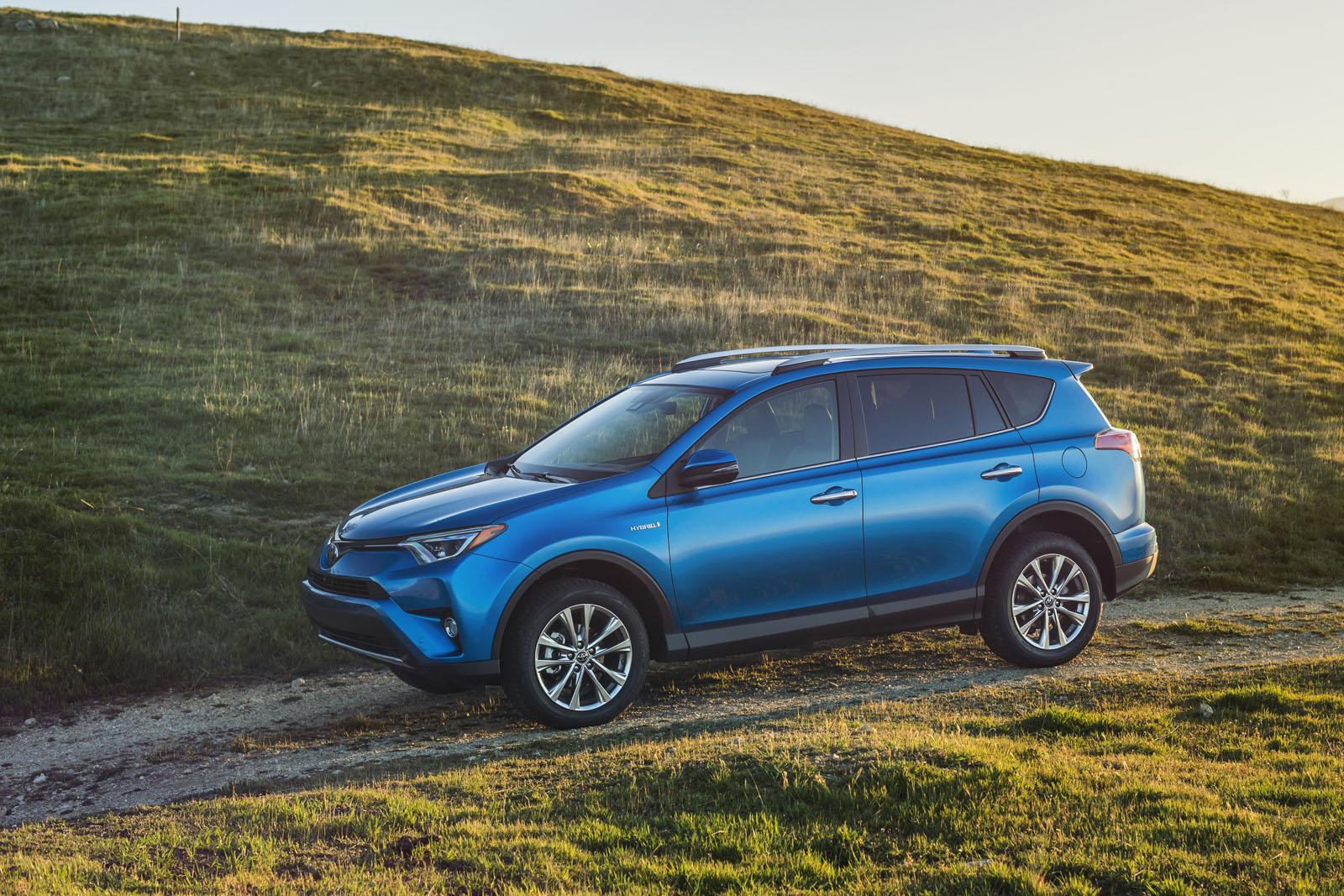 Toyota представи официално хибридния RAV4 (снимки)