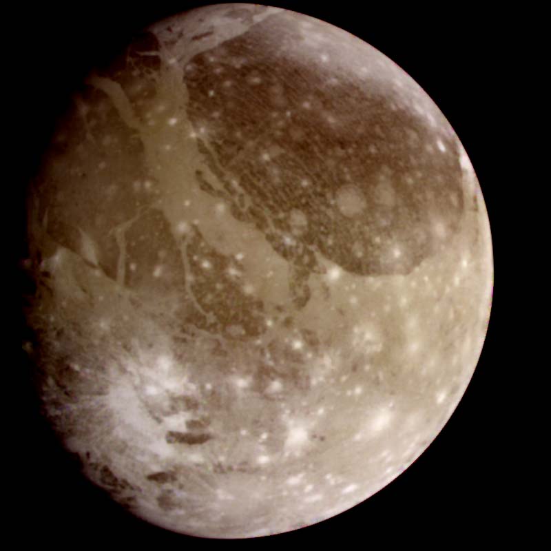 Юпитеровата луна Ганимед има голяма издатина