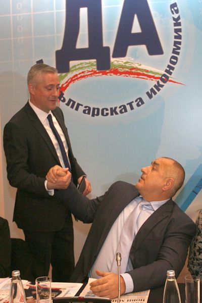 Бойко Борисов се ръкува с министъра на икономиката Божидар Лукарски на бизнесфорума