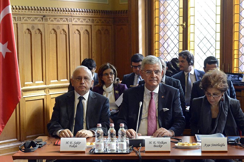 Турският министър за Европейския съюз Волкан Бозкър на срещата в Будапеща