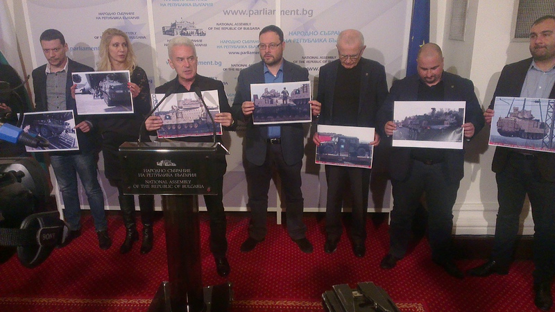 Волен Сидеров и депутати от Атака показват снимки на военната техника