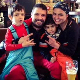 Деси Цонева и Ивайло със синовете си Янчо и Емил