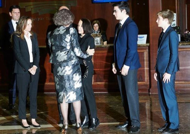 Борис и Белтран заедно със своята майка Княгина Мириам посрещнаха Кралица София на погребението на Княз Кардам