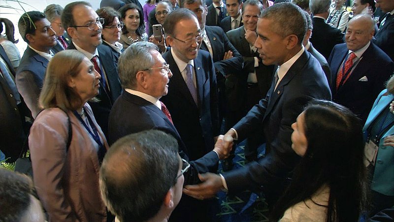 През април Барак Обама и Раул Кастро се видяха и си стиснаха ръцете