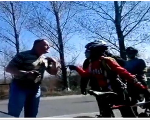 Скандален клип с шофьор, блъснал колоездачка (видео)
