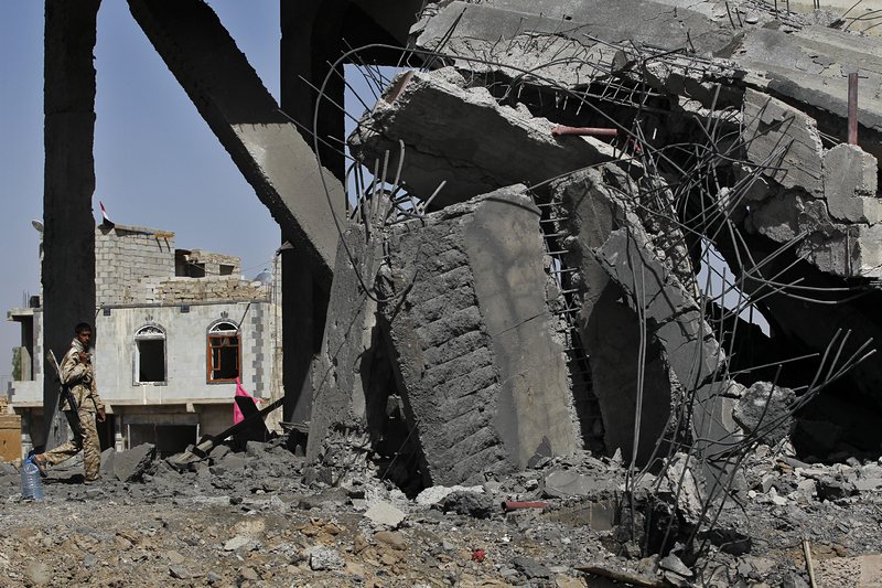 Разрушени сгради в Йемен след бомбардировките на водената от Саудитска Арабия коалиция