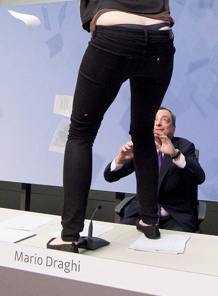 Протестираща нападна Марио Драги на пресконференция на ЕЦБ