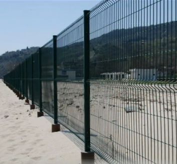 Строителните инспектори пък установиха, че оградата е без разрешително за строеж