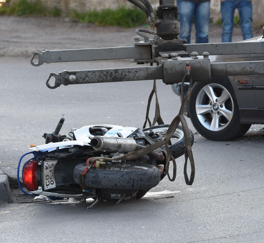 След сблъсъка мотористът паднал на земята, изоставил мотора и избягал (Сн.Архив)