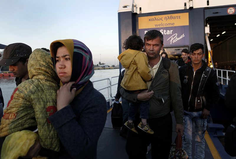 Хиляди мигранти без лични документи пристигат и в Гърция