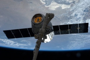 Товарният космически кораб “Дракон“ ще се скачи с МКС