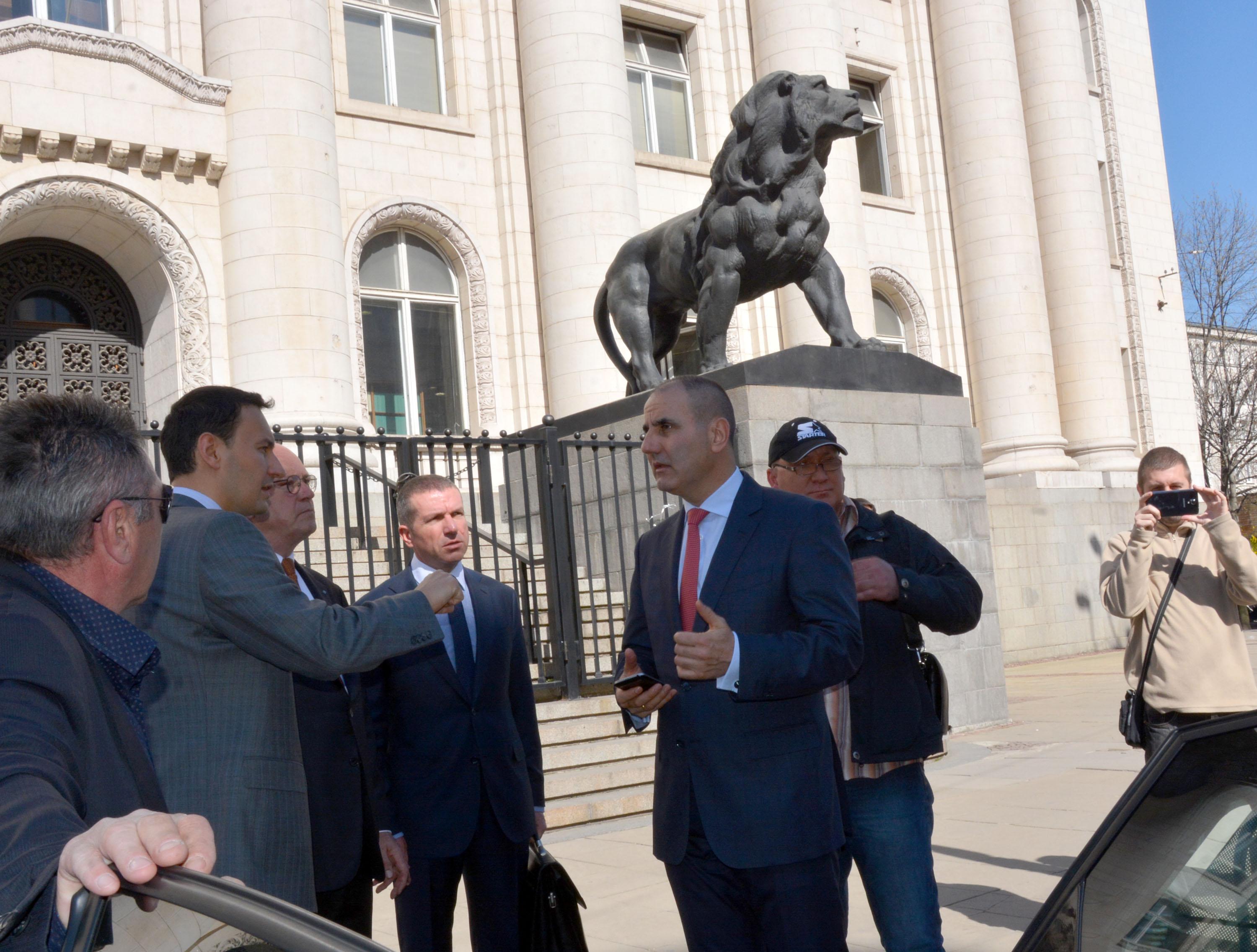 Цветан Цветанов с адвокатите си пред Съдебната палата