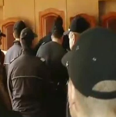 Цветан Пъков влезе в съда, прикривайки лицето си