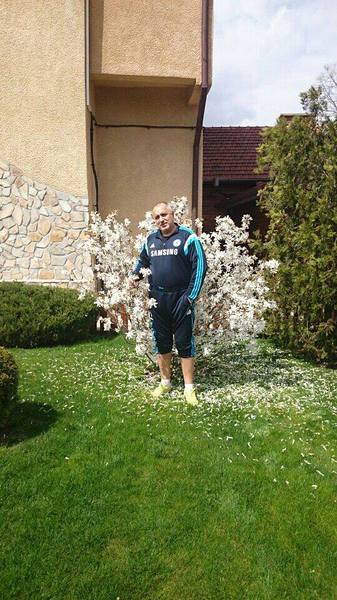 Борисов позира пред магнолии в къщата си в Банкя