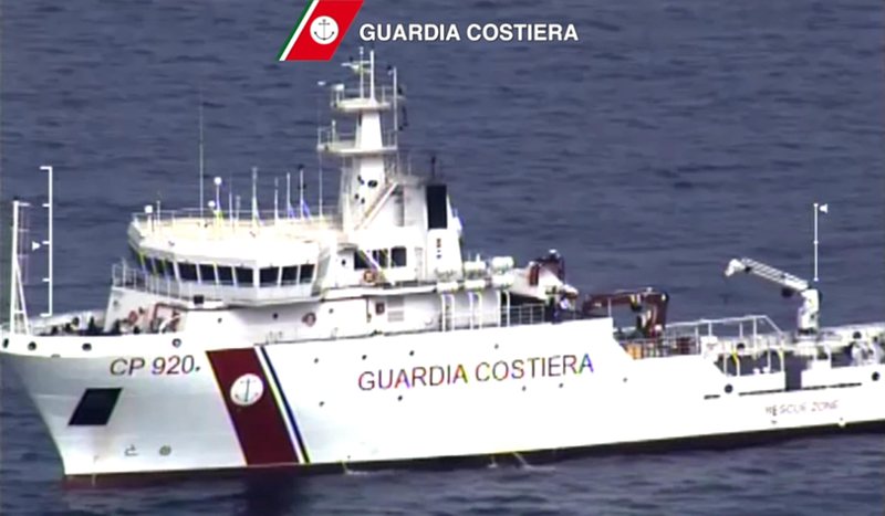 Кораб със стотици мигранти се преобърна край Либия
