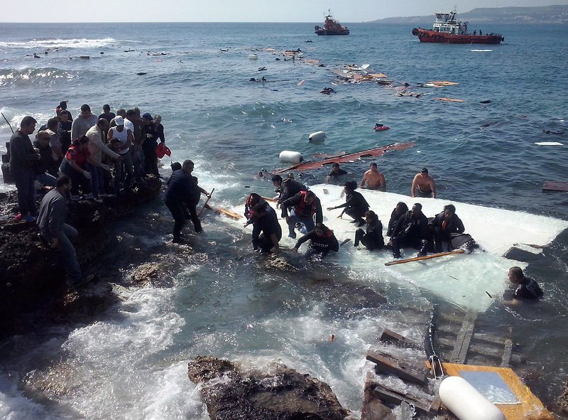 В акцията при Родос се включиха спасителни хеликоптери, защото мястото е пълно с подводни скали