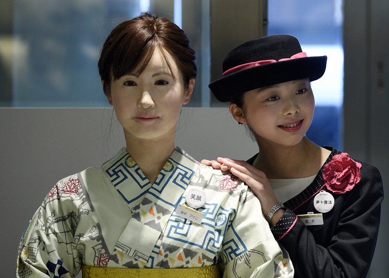 Андроидът Айко (ляво) посреща хората в японски универсален магазин
