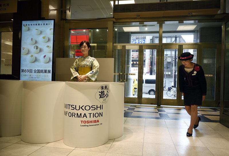 Андроидът Айко посреща хората в японски универсален магазин