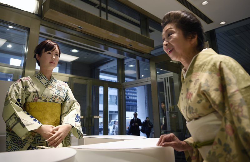 Андроидът Айко посреща хората в японски универсален магазин