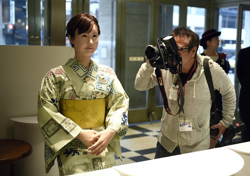 Андроидът Айко посреща хората в японски универсален магазин