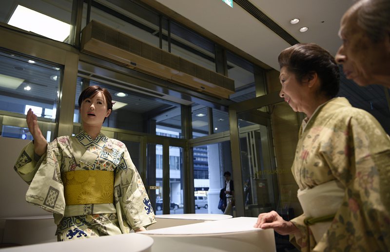 Андроидът Айко посреща хората в японски универсален магазин