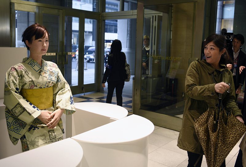 Андроидът Айко посреща хората в японски универсален магазин