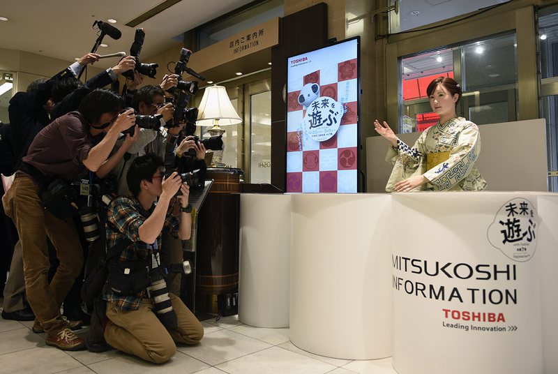 Андроидът Айко посреща хората в японски универсален магазин