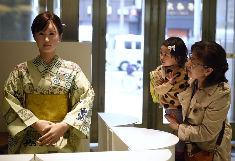 Андроидът Айко посреща хората в японски универсален магазин