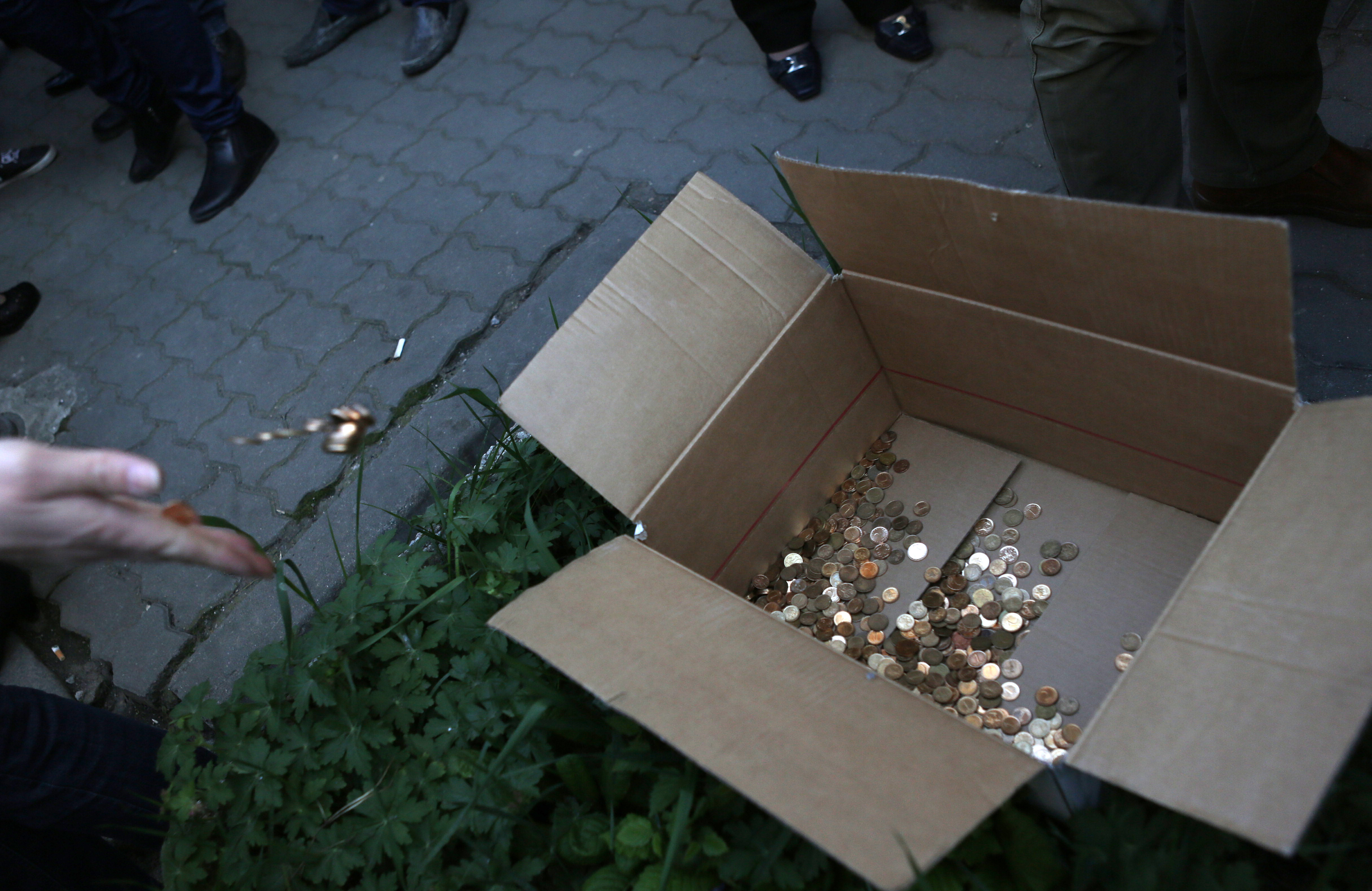 Протестиращите хвърляха в кашонче стотинки за Вежди Рашидов