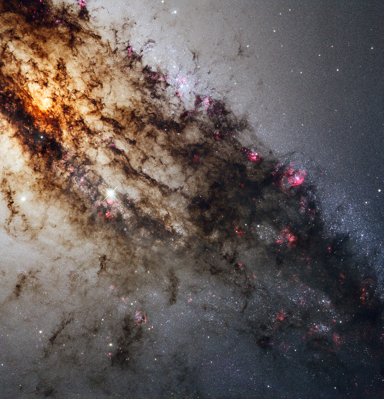 Снимки на ”Хъбъл”: Centaurus A (NGC 5128)