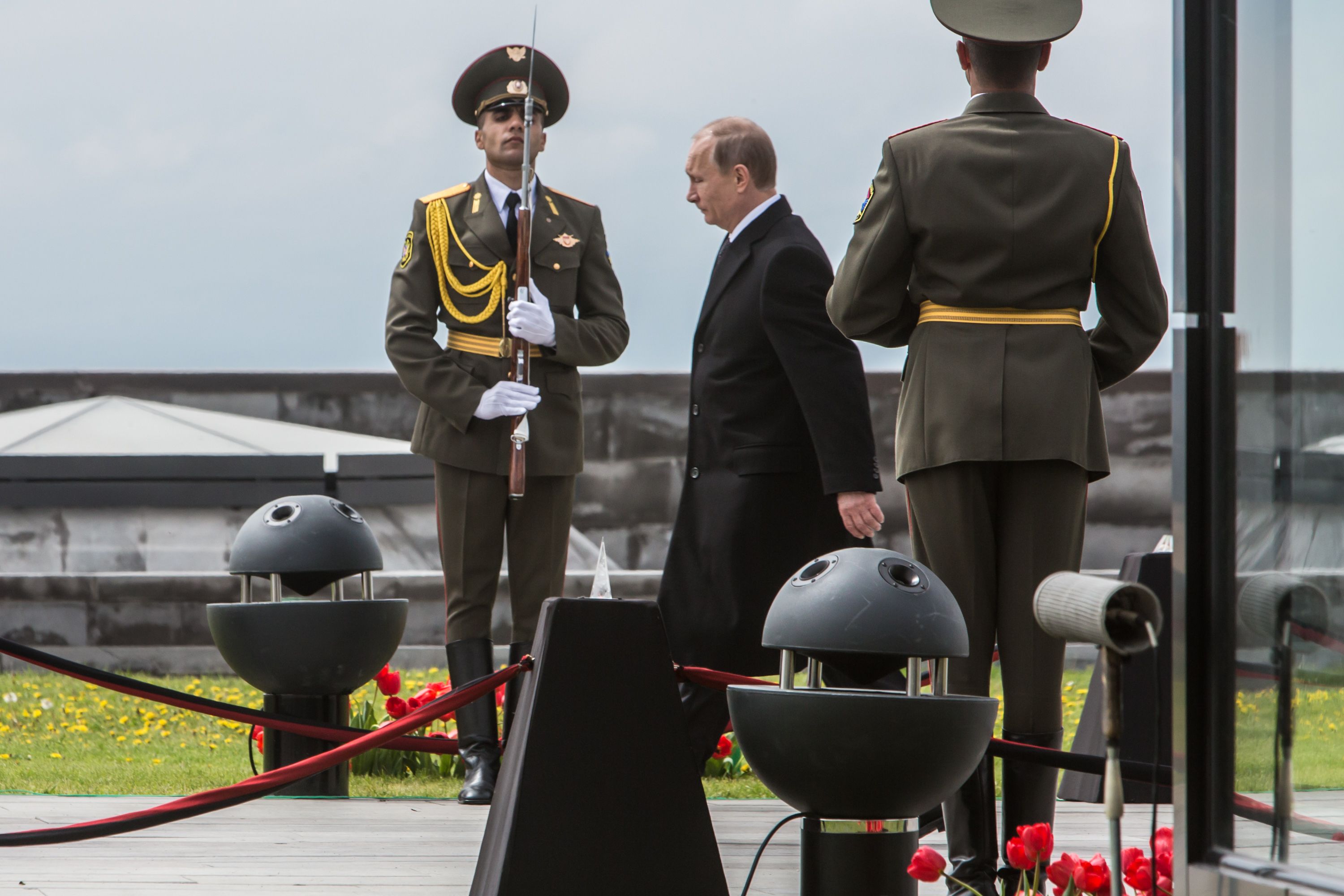 Владимир Путин поднесе цветя на величествения обелиск на хълма Цицернакаберд