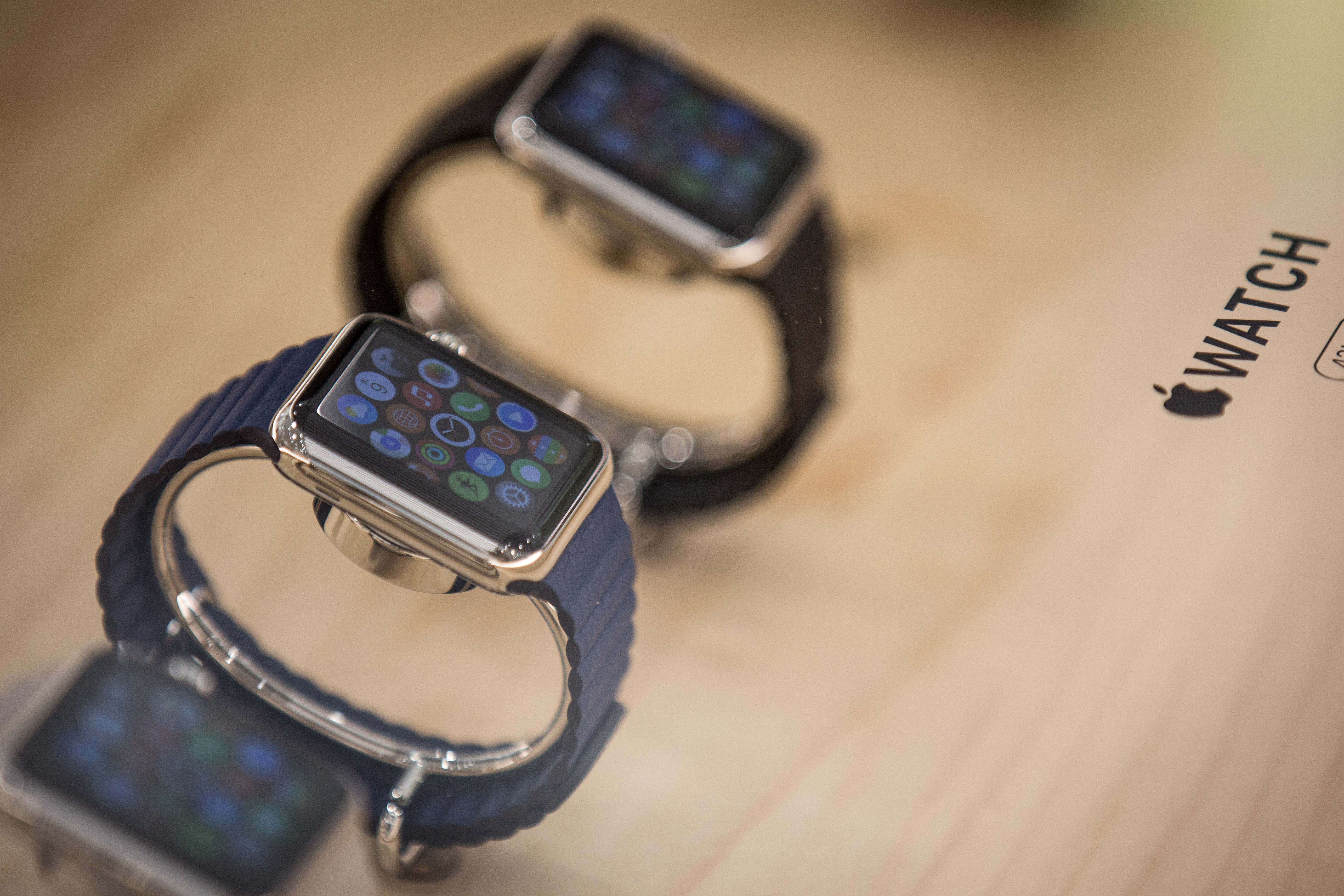 Apple Watch вече е в продажба, но само в определени скъпи бутици и универсални магазини