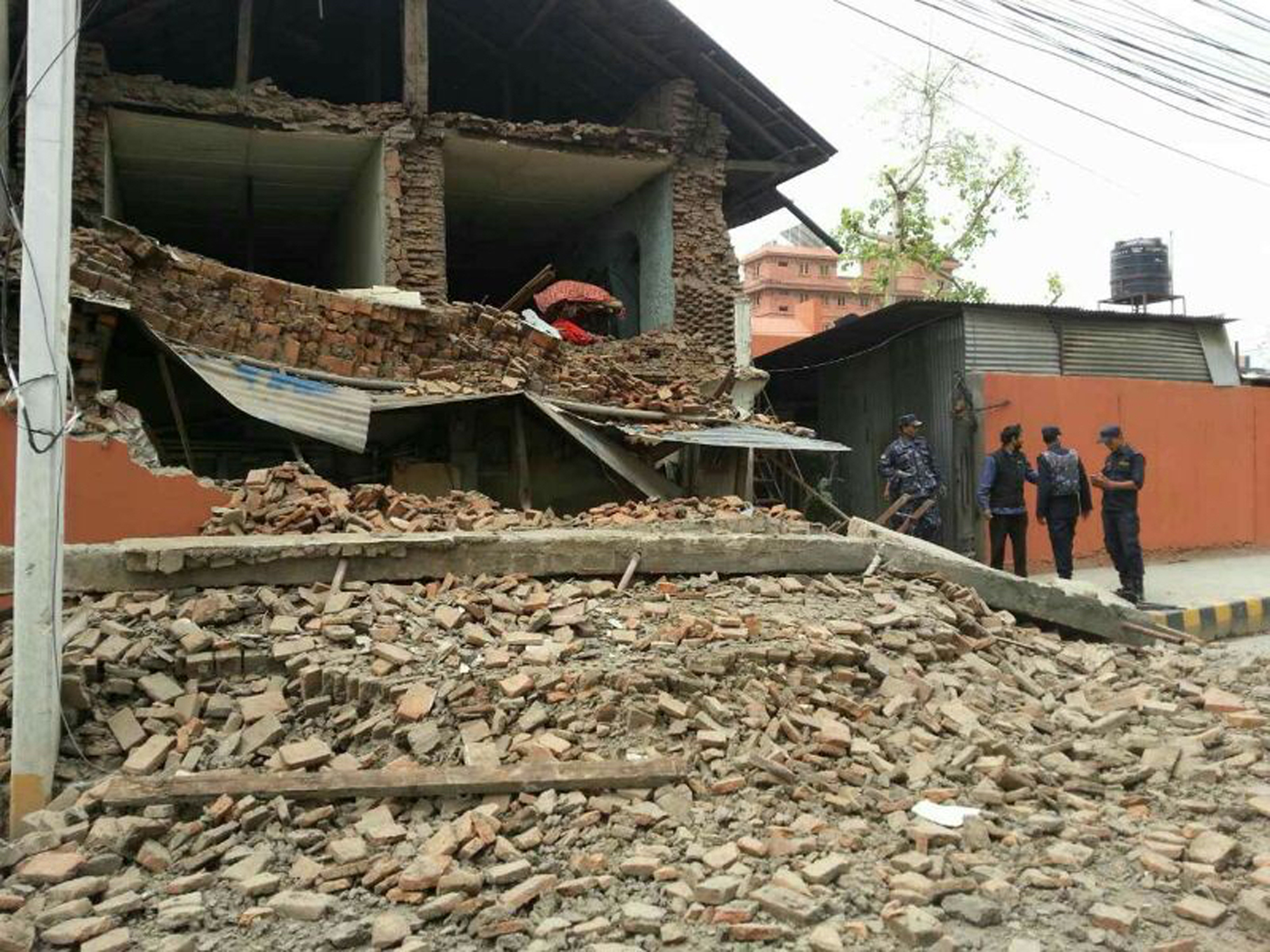 Земетресение с магнитуд 7,9 почерни Непал и Индия