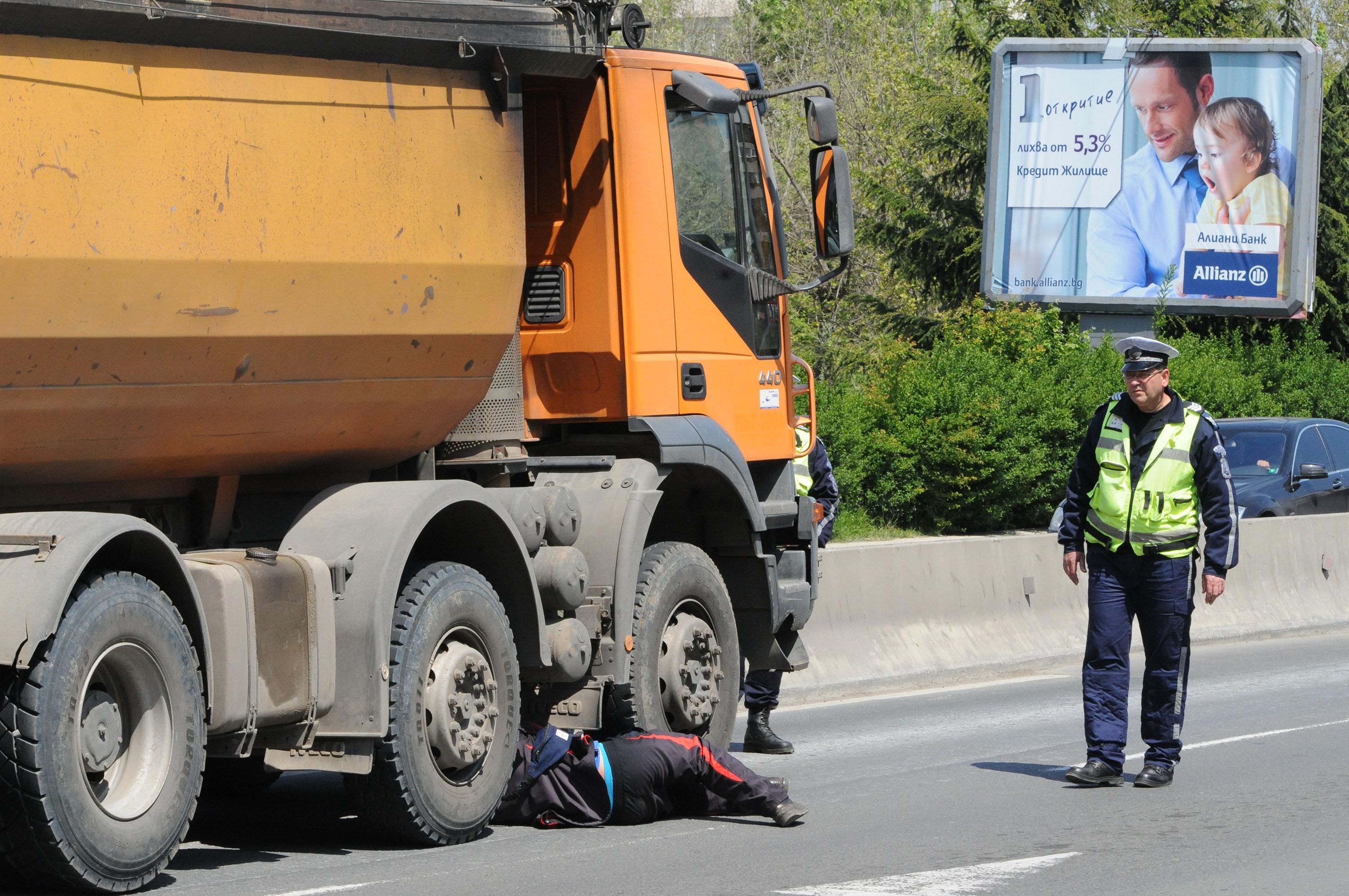 Камион прегази млада жена на пешеходна пътека